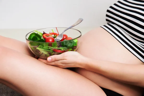 Pregnant woman with a bowl of vegetables — Stock Photo, Image