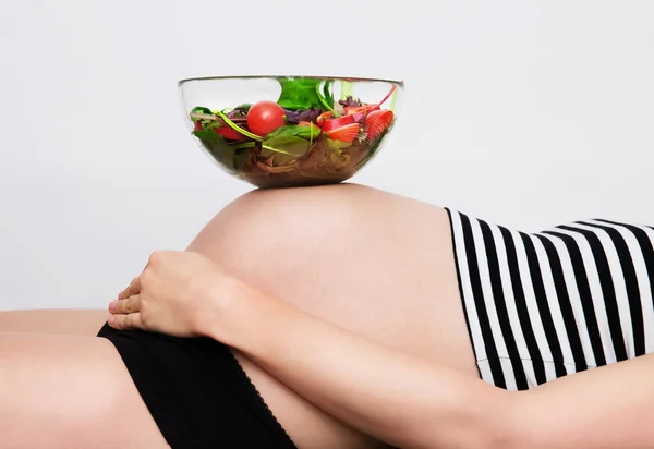 Pregnant woman with a bowl of vegetables — Stock Photo, Image