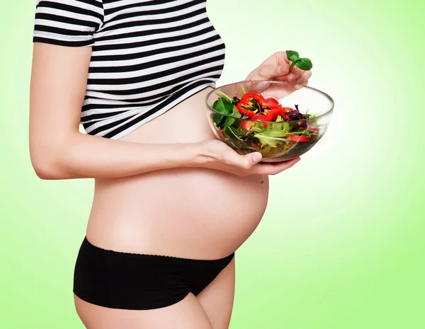 Pregnant woman with a bowl of vegetables — Stock Photo, Image