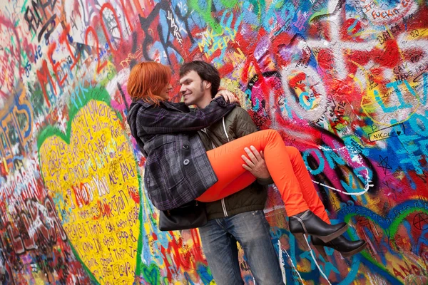 Parejas jóvenes en el fondo John Lennon Wall, Praga — Foto de Stock