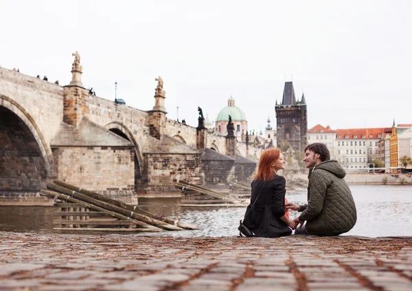 Pareja joven enamorada. Praga, República Checa, Europa . — Foto de Stock