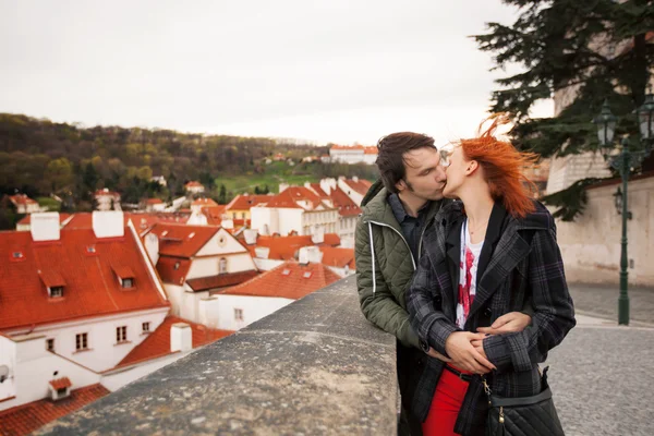 Pasangan muda jatuh cinta. Praha, Republik Ceko, Eropa . — Stok Foto