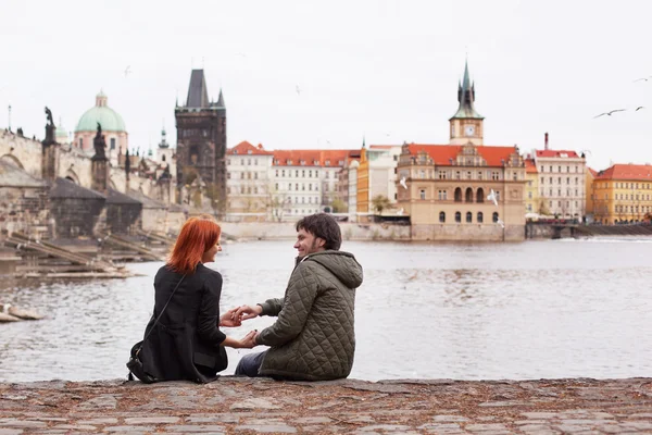 Junges verliebtes Paar. Prag, Tschechische Republik, Europa. — Stockfoto