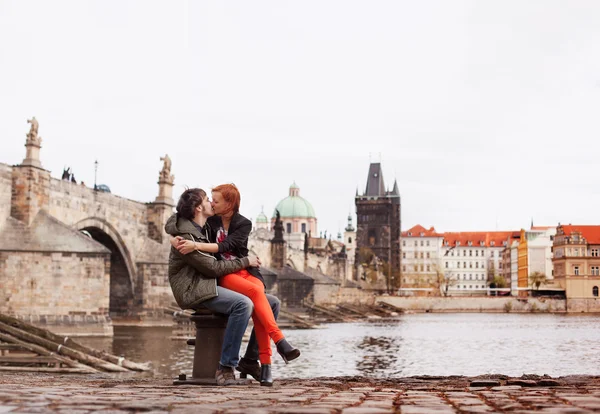 Um jovem casal apaixonado. Praga, República Checa, Europa . — Fotografia de Stock