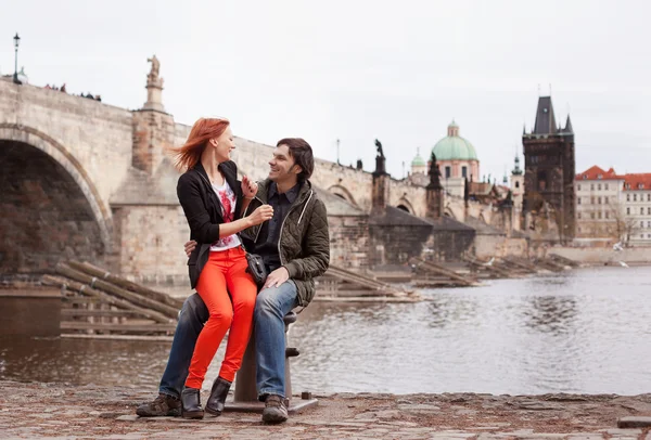 Junges verliebtes Paar. Prag, Tschechische Republik, Europa. — Stockfoto