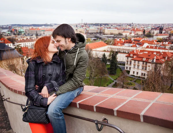 Um jovem casal apaixonado. Praga, República Checa — Fotografia de Stock