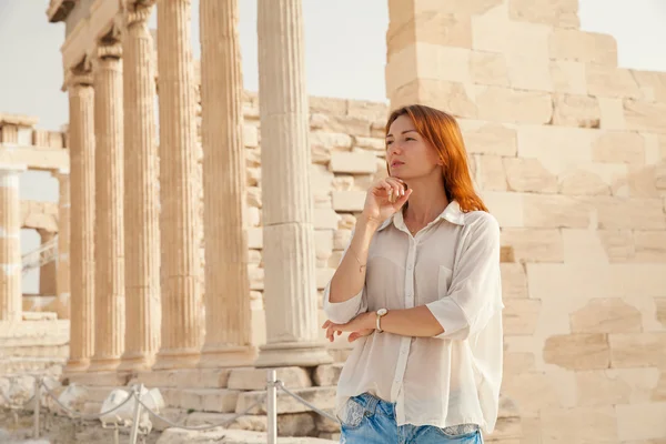 El turista cerca de la Acrópolis de Atenas, Grecia — Foto de Stock