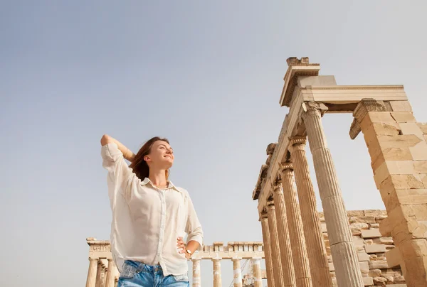 Le touriste près de l'Acropole d'Athènes, Grèce — Photo