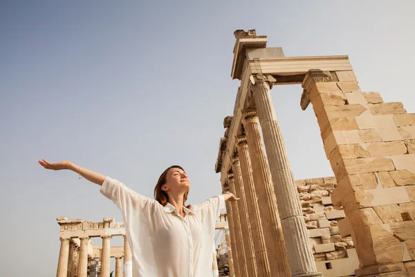 Der tourist in der nähe der akropolis von athens, griechenland — Stockfoto