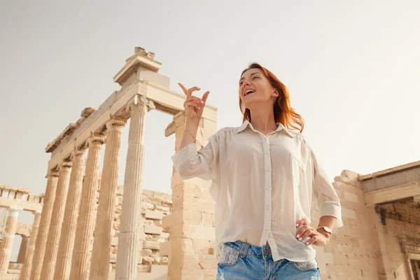 Der tourist in der nähe der akropolis von athens, griechenland — Stockfoto