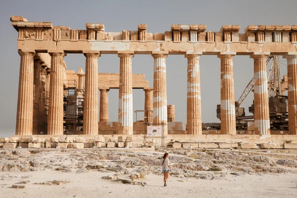 Der tourist in der nähe der akropolis von athens, griechenland — Stockfoto