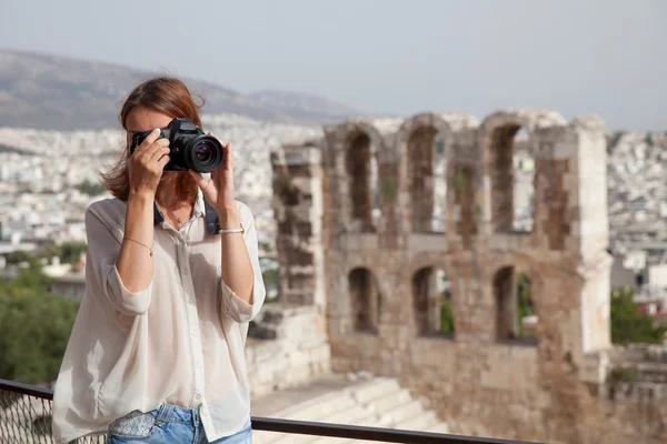 El turista cerca de la Acrópolis de Atenas, Grecia — Foto de Stock