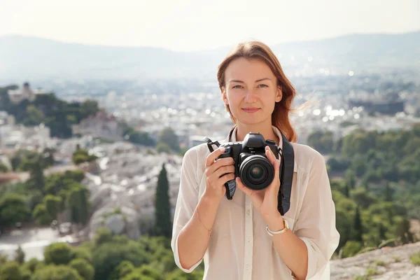 El turista cerca de la Acrópolis de Atenas, Grecia — Foto de Stock