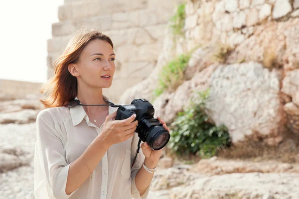 El turista cerca de la Acrópolis de Atenas, Grecia — Foto de Stock