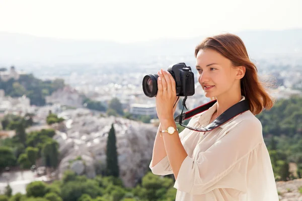 El turista cerca de la Acrópolis de Atenas, Grecia — Foto de Stock