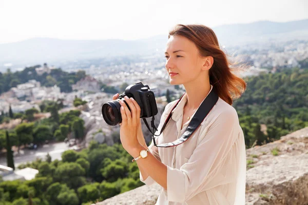 El turista cerca de la Acrópolis de Atenas, Grecia — Foto de Stock