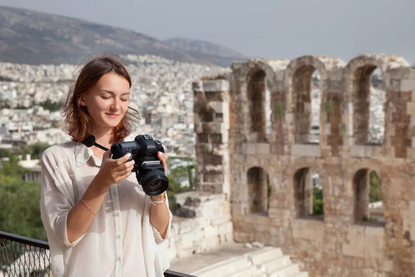 El turista cerca de la Acrópolis de Atenas, Grecia — Foto de Stock
