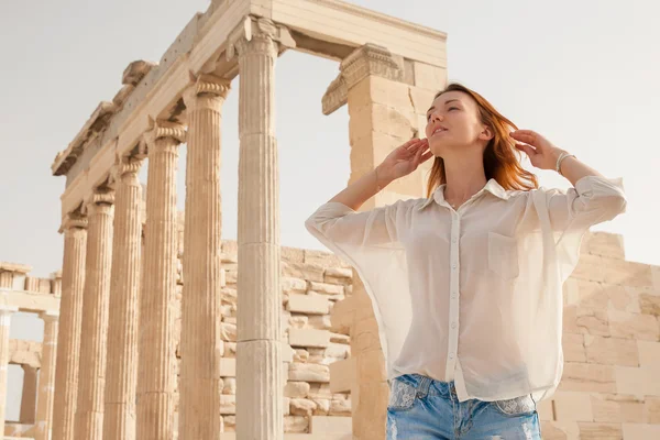 Il turista vicino all'Acropoli di Atene, Grecia Immagini Stock Royalty Free