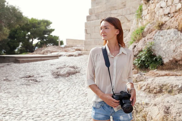 Турист возле Акрополиса в Афинах, Греция Стоковое Фото