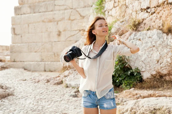 Турист возле Акрополиса в Афинах, Греция Лицензионные Стоковые Изображения