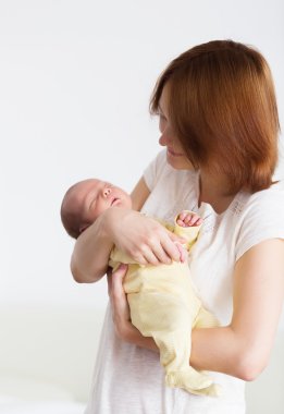 Yeni doğan uyuyan çocuk