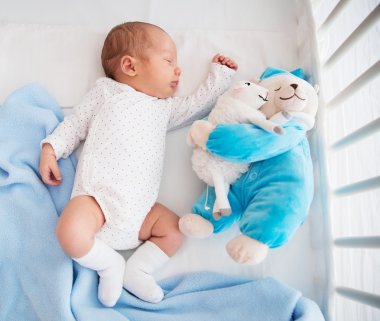 Evde yeni doğmuş bir bebek