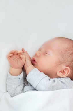 Evde yeni doğmuş bir bebek