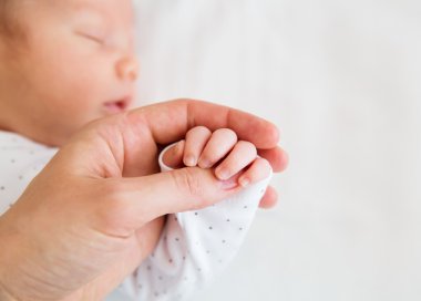 Yeni doğmuş bir bebek yakın çekim el