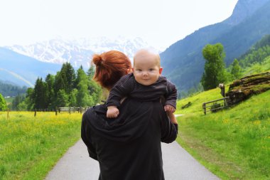 Bebek ve anne doğa Alp Dağları ile