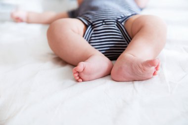 Yeni doğmuş bir bebek yakın çekim bacaklar