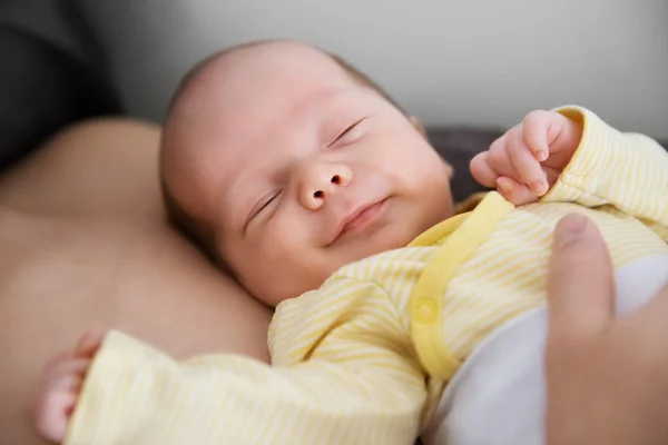 Bebé recién nacido en casa — Foto de Stock