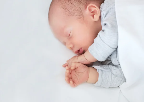 Bebé recién nacido en casa — Foto de Stock