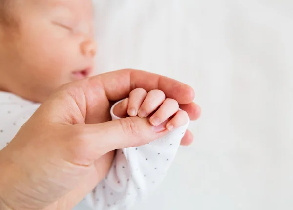 Mano de primer plano de un bebé recién nacido — Foto de Stock