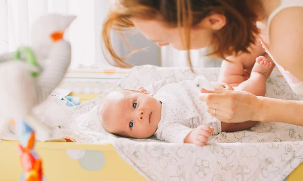 Mama delikatnie opieki nad dzieckiem — Zdjęcie stockowe