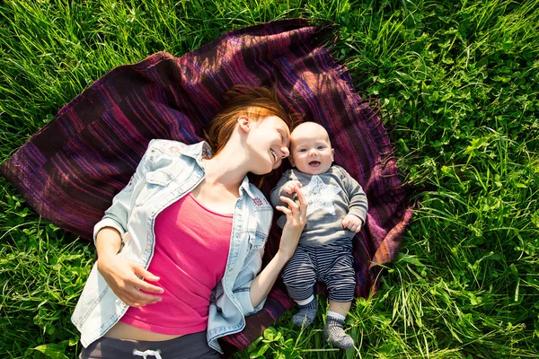 Baby en moeder op aard — Stockfoto