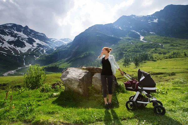 Baby und Mutter mit den Alpen in der Natur — Stockfoto