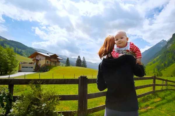 Bebek ve anne doğa Alp Dağları ile — Stok fotoğraf