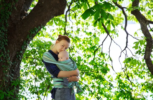 Baby och mamma på naturen — Stockfoto