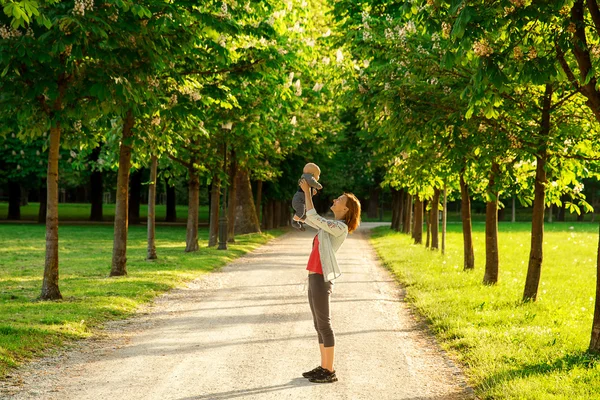 Baby and mother on nature — Stock Photo, Image