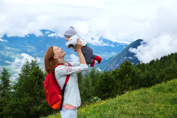 Baby und Mutter mit den Alpen in der Natur — Stockfoto