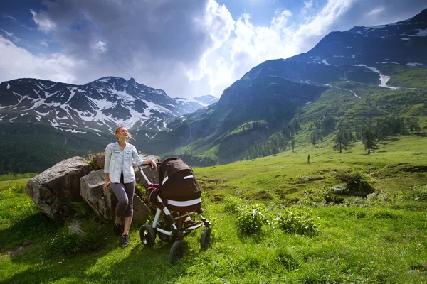 Baby and mother with the Alps mountains in nature — Stock Photo, Image