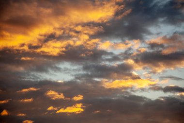 Bulutlarda gün doğumu