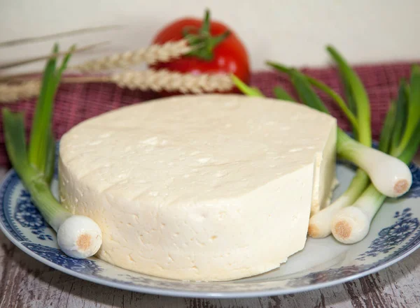 Formaggio Bianco Piatto Pomodori Tavolo Legno — Foto Stock
