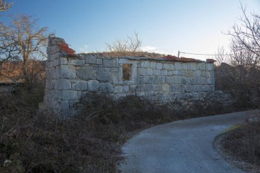 Dağlarda eski bir köy. Velebit