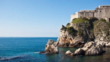 Körfezdeki bir kayanın üzerinde bir kale. Dubrovnik. Hırvatistan