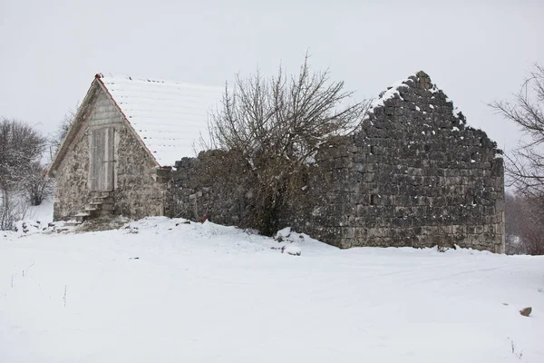 Een Oud Vervallen Huis Sneeuw — Stockfoto