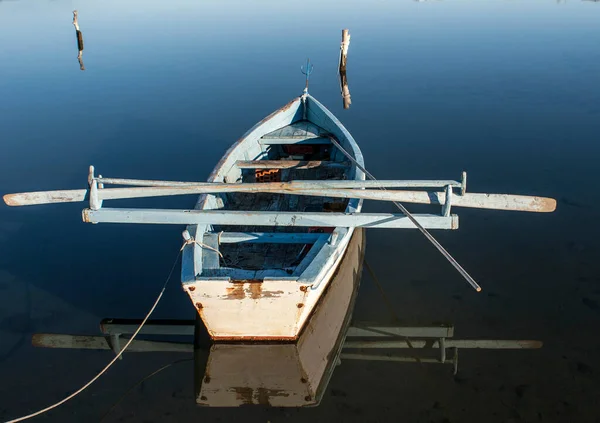 海に小さな漁船がある クロアチア — ストック写真