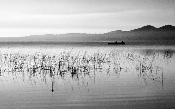 어부들은 아침에 호수에서 — 스톡 사진