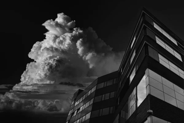 Binanın Üstünde Dramatik Bir Bulut Var Siyah Beyaz Sanat Fotoğrafçılığı — Stok fotoğraf