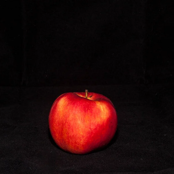 Maçã Vermelha Sobre Fundo Preto Frutas Estão Cheias Vitaminas — Fotografia de Stock